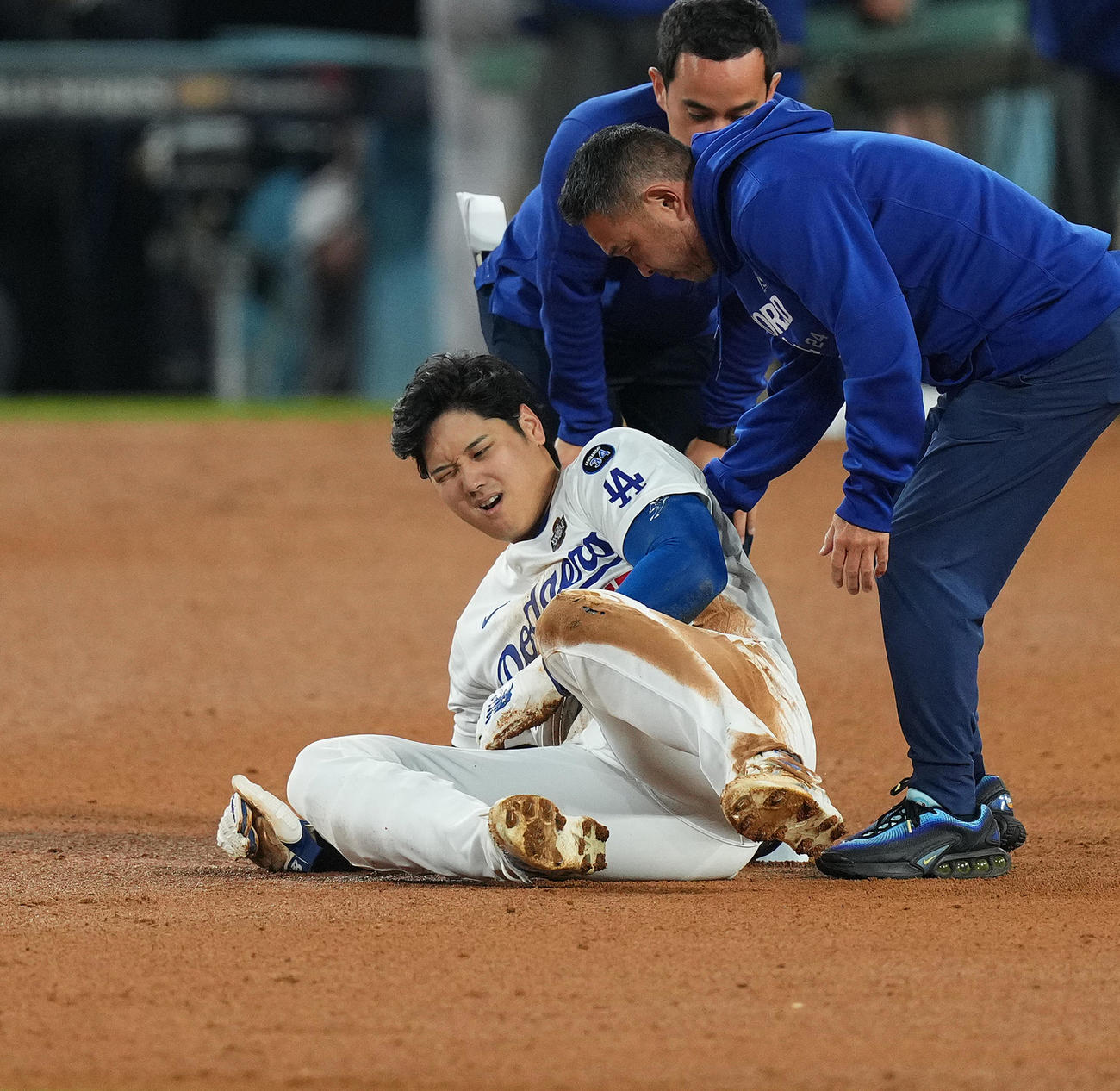 ドジャース対ヤンキース　7回裏ドジャース2死一塁、二塁盗塁を狙うもアウトとなった大谷は、左手を負傷する（撮影・菅敏）