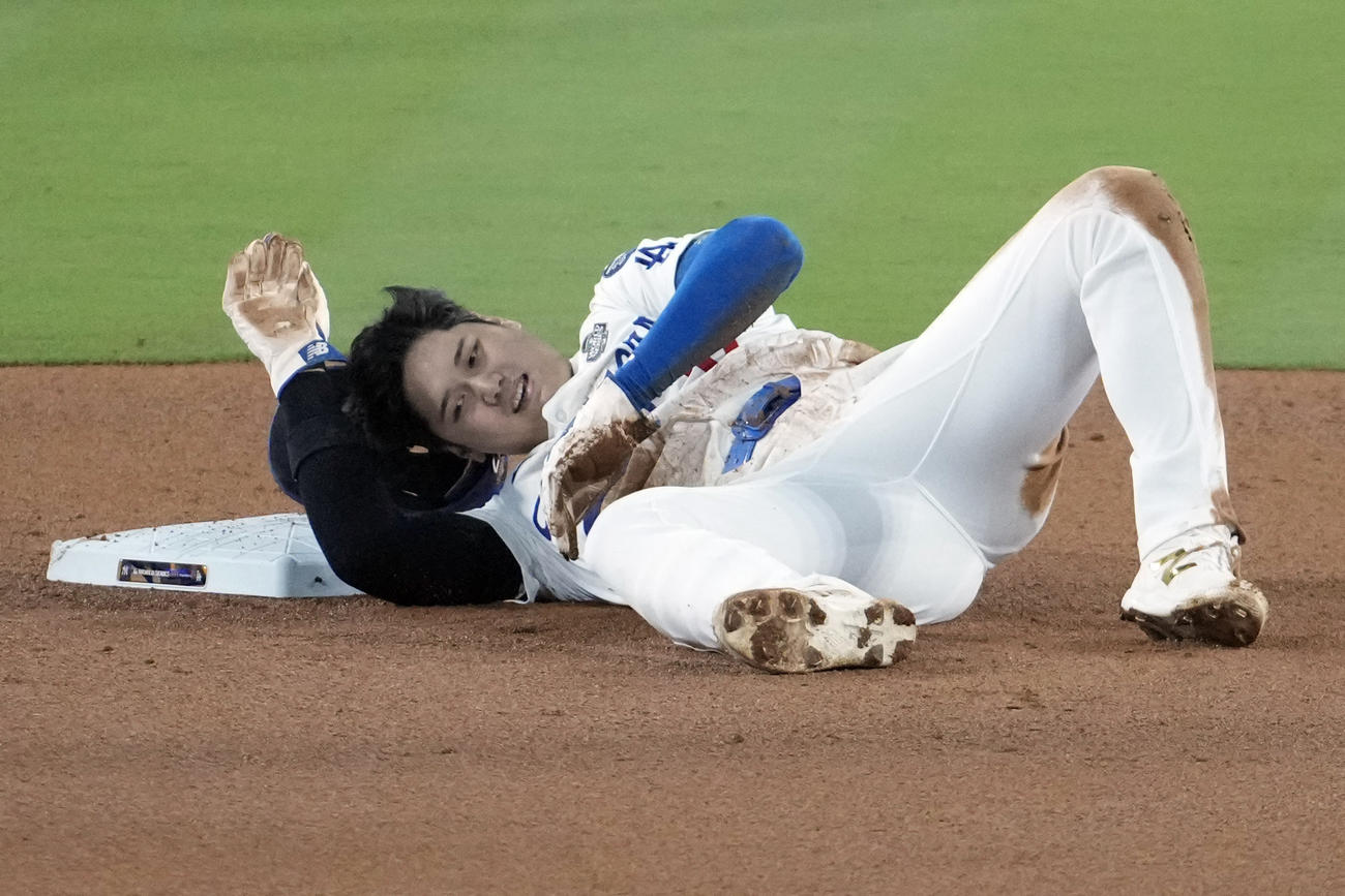 大谷翔平は７回に二盗を試みた後、左肩を負傷して倒れ込んだ（ロイター）