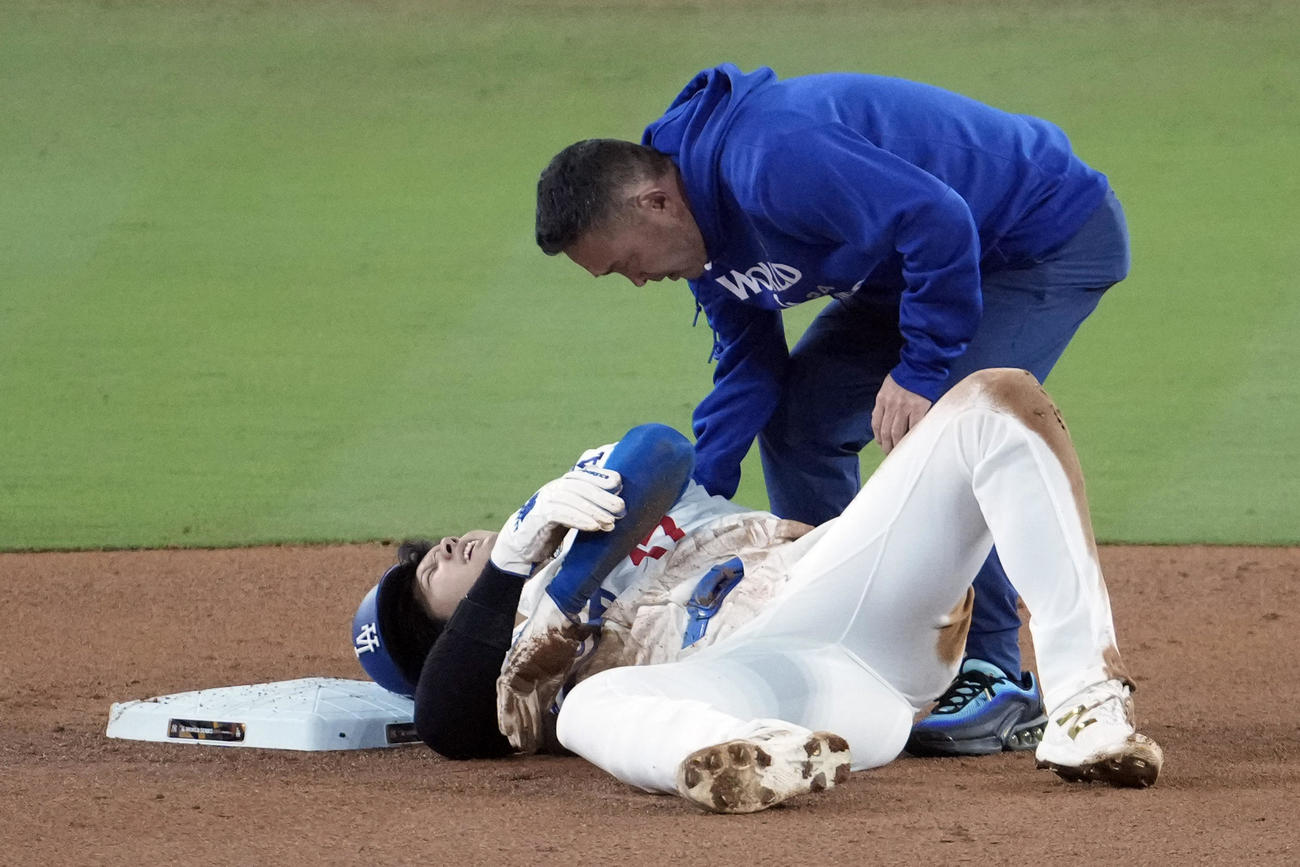 大谷翔平は７回に二盗を試みた後、左肩を負傷して倒れ込んだ（AP）