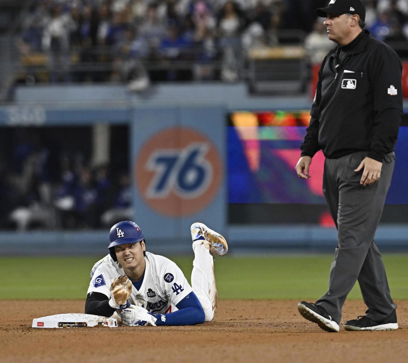 ヤンキース戦の7回、二盗失敗した後に険しい表情を見せるドジャース大谷（共同）