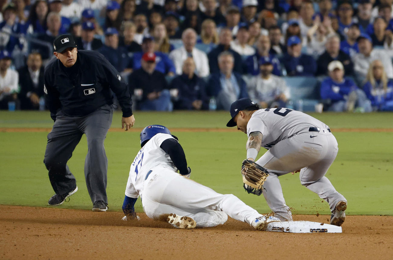 ヤンキース戦の7回、二盗を狙うがタッチアウトとなるドジャース大谷（共同）
