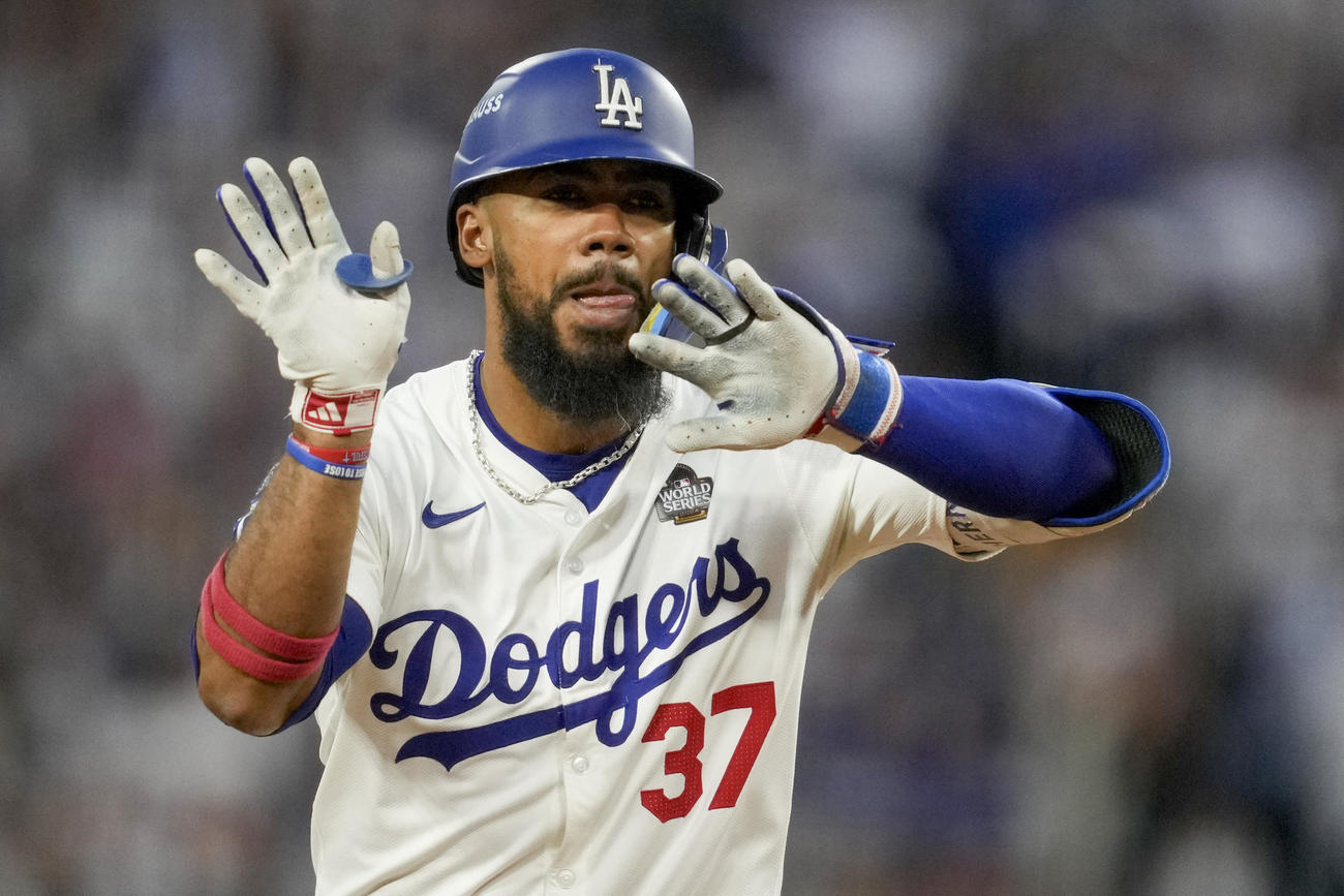 ドジャース対ヤンキース　3回裏ドジャース2死一塁、2点本塁打を放ち喜ぶT・ヘルナンデス（AP）