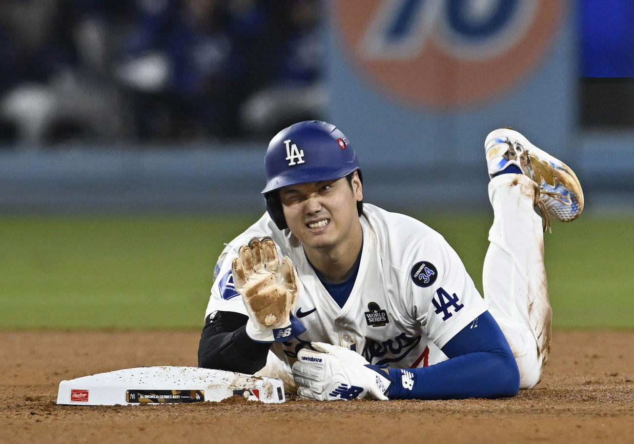 ヤンキース戦の7回、二盗失敗した後に険しい表情を見せるドジャース大谷（共同）