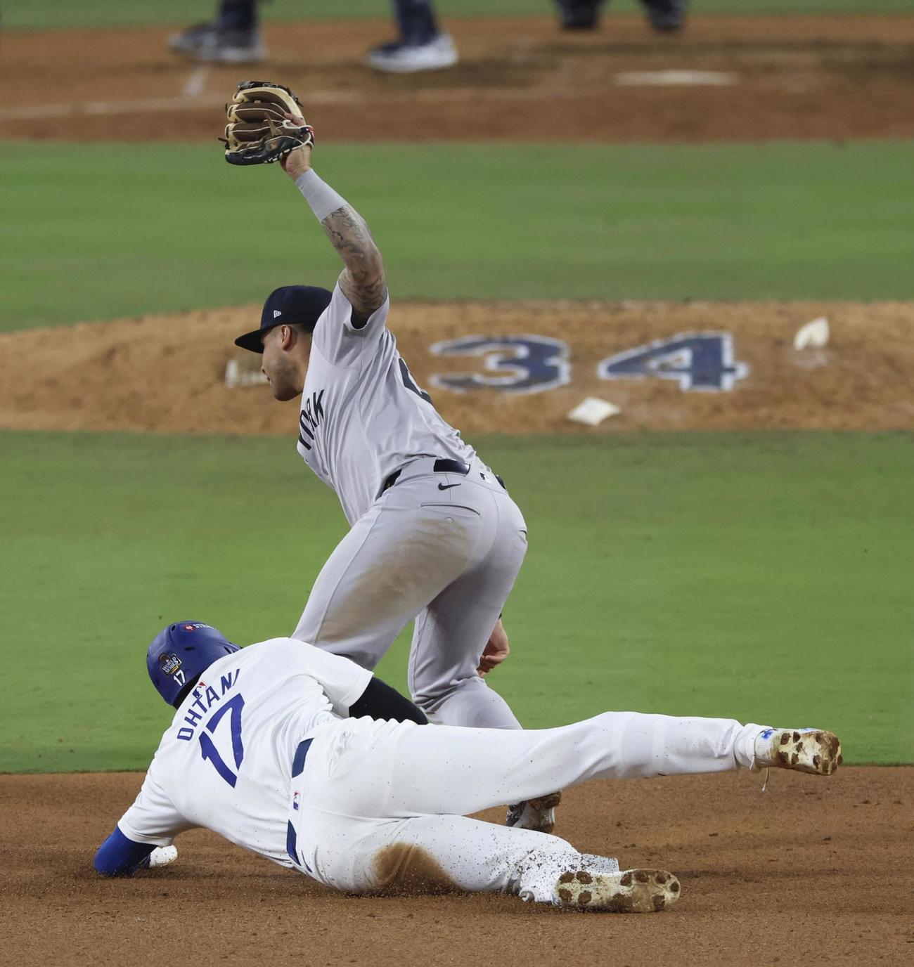 ヤンキース戦の7回、二盗を狙うがタッチアウトとなるドジャース大谷（共同）