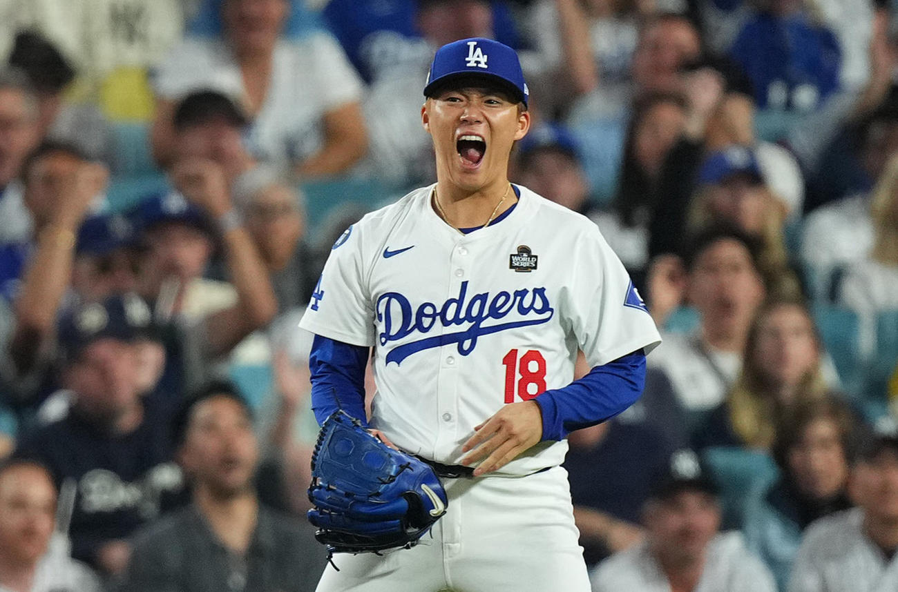 ドジャース対ヤンキース　4回表ヤンキース2死、リゾを三振に仕留め、雄たけびを上げる山本（撮影・菅敏）