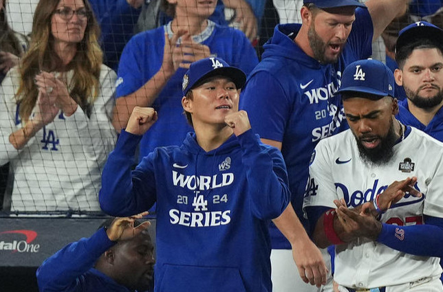 ワールドシリーズ第2戦、ヤンキースに勝利し、ガッツポーズを見せるドジャース山本（中央）らナイン（撮影・菅敏）