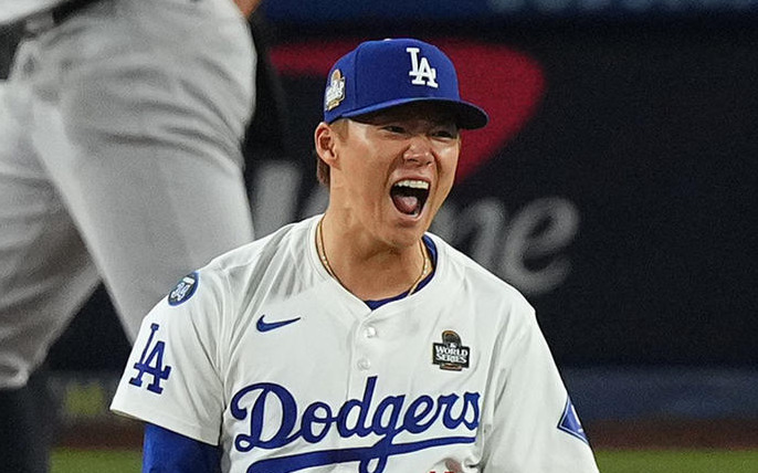 ドジャース対ヤンキース　6回表ヤンキース2死、ジャッジを空振りの三振に仕留め、雄たけびを上げる山本（撮影・菅敏）
