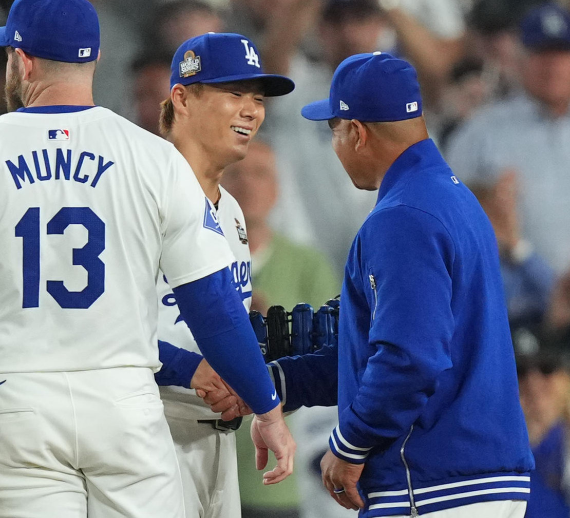 ドジャース対ヤンキース　7回表ヤンキース1死、ロバーツ監督（右端）と握手をし、降板する山本（右から2人目）（撮影・菅敏）