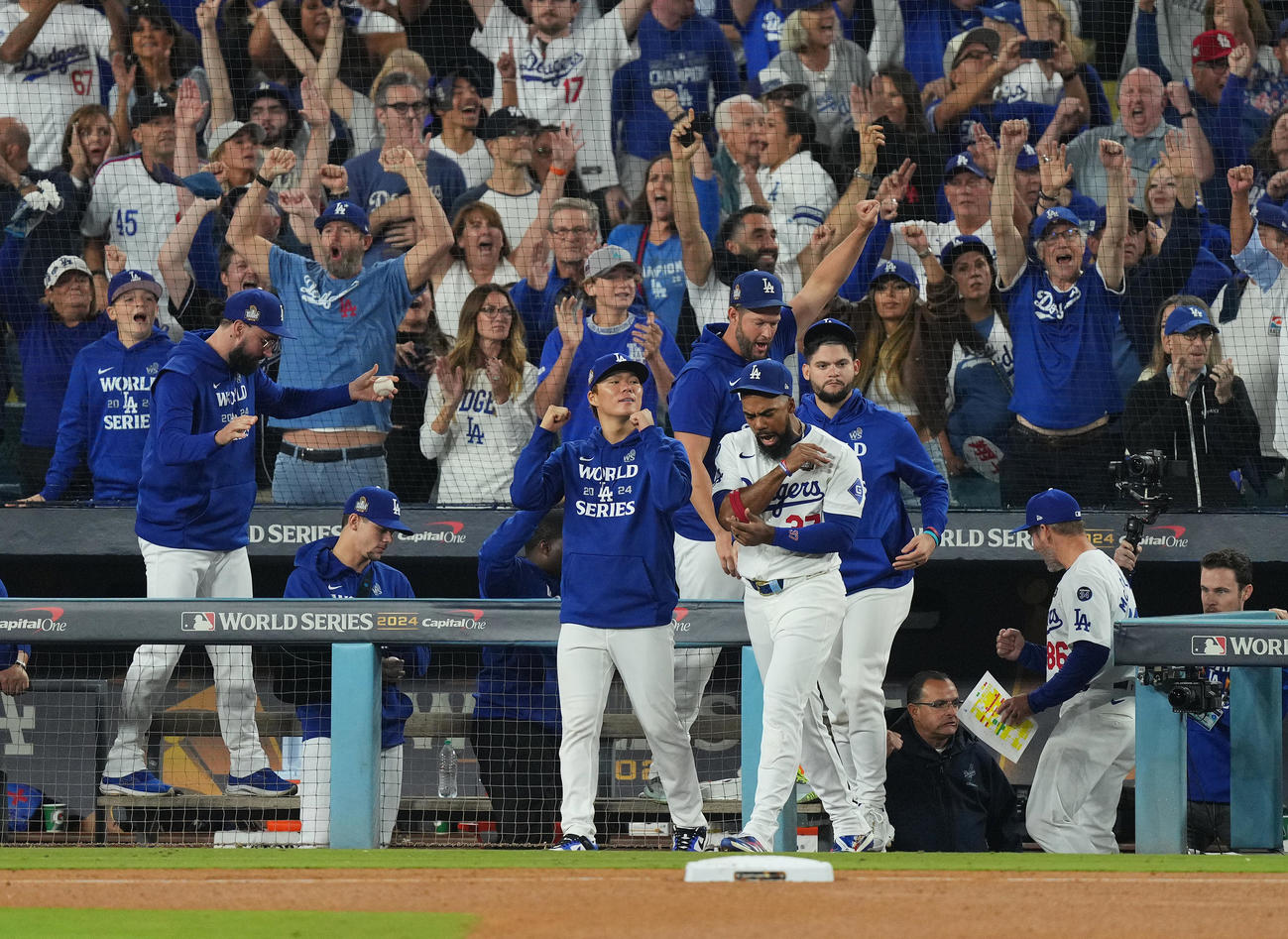 ワールドシリーズ第2戦、ヤンキースに勝利し、ガッツポーズを見せるドジャース山本（中央）らナイン（撮影・菅敏）