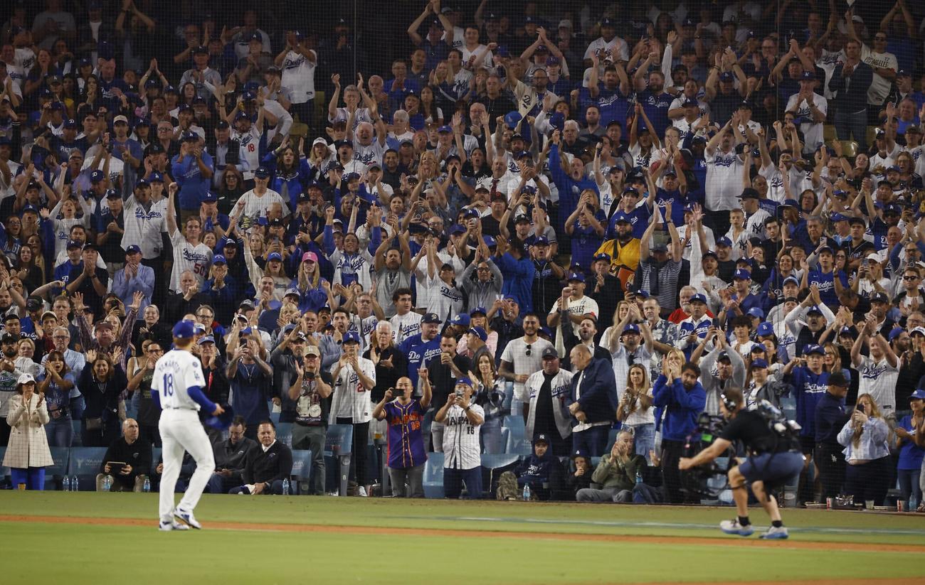 ヤンキース戦の7回途中に降板し、観客の拍手の中、ベンチに戻るドジャース山本（共同）