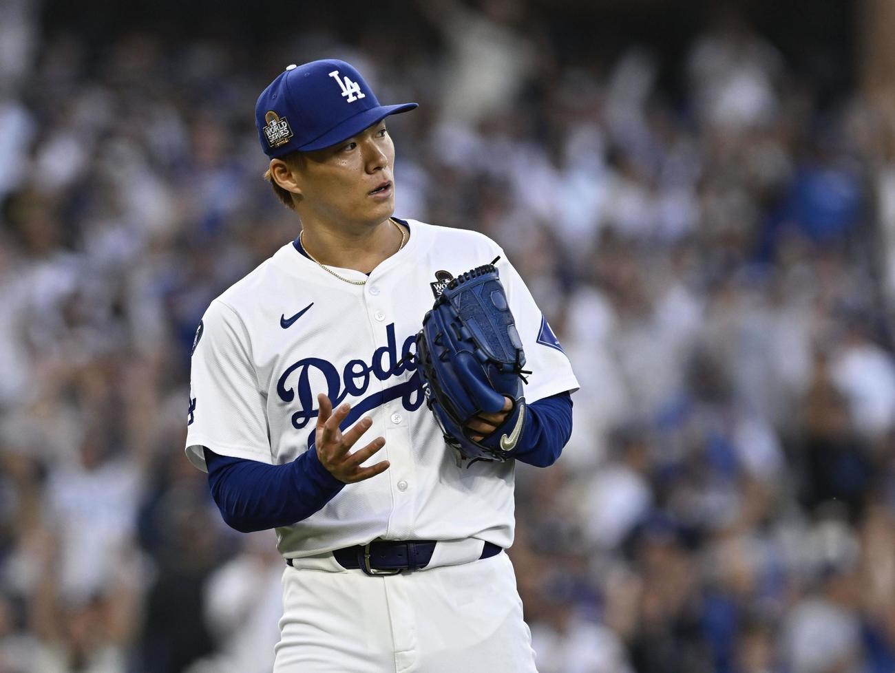 ヤンキース戦の1回を投げ終え、グラブをたたくドジャース山本（共同）