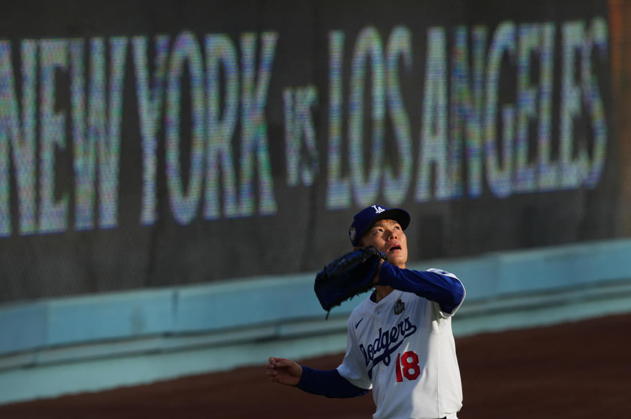 ドジャース対ヤンキース　試合前、アップをするドジャース山本（撮影・菅敏）