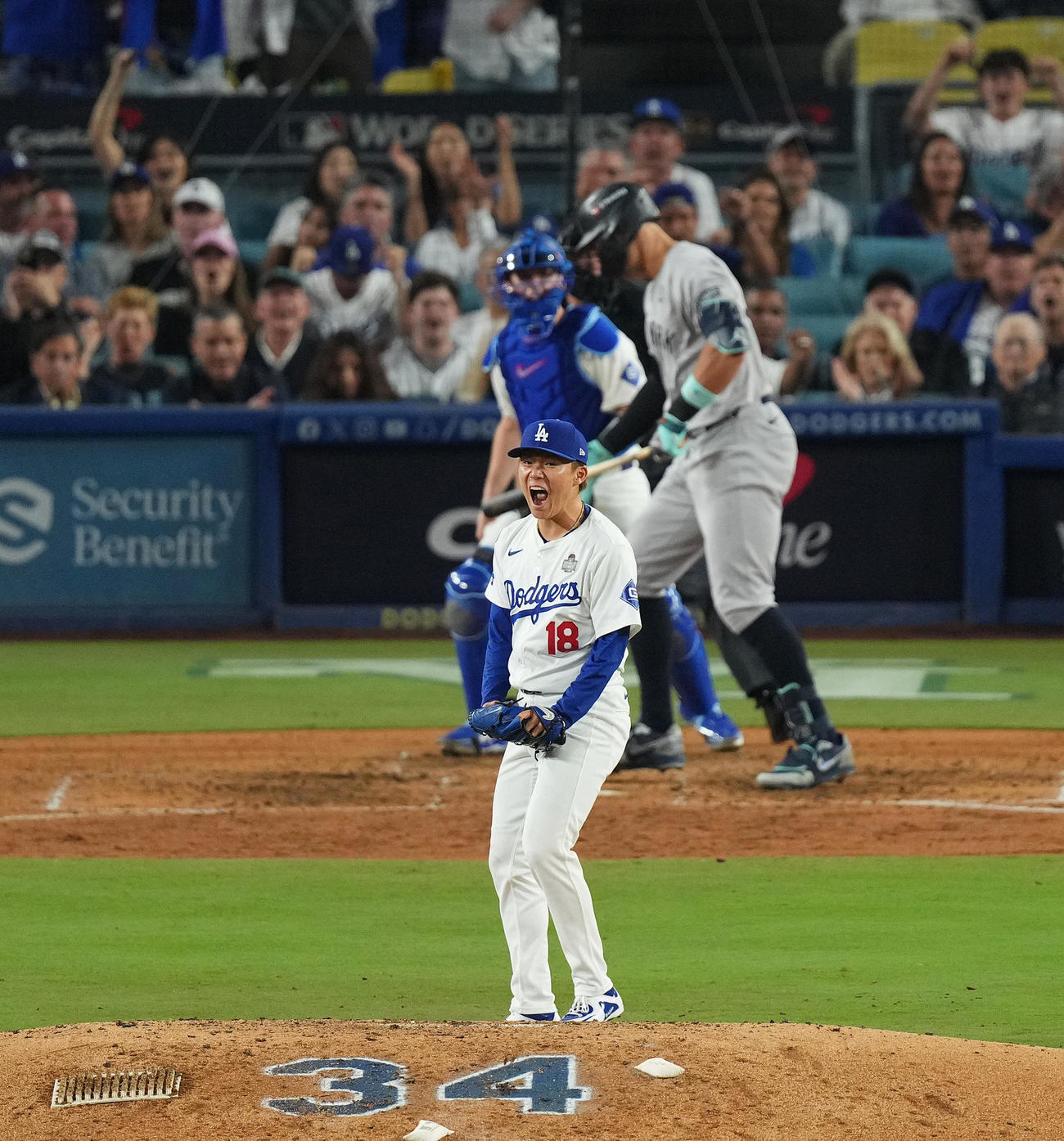 ドジャース対ヤンキース　6回表ヤンキース2死、ジャッジを空振りの三振に仕留め、雄たけびを上げる山本（撮影・菅敏）