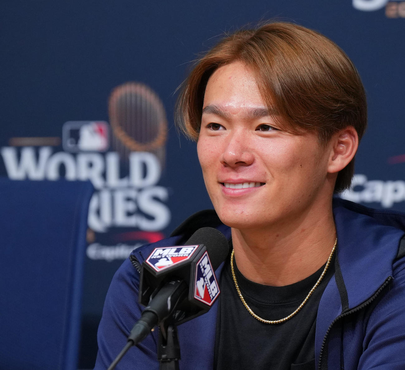 ドジャース対ヤンキース　試合後、会見で記者の質問に答えるドジャース山本（撮影・菅敏）