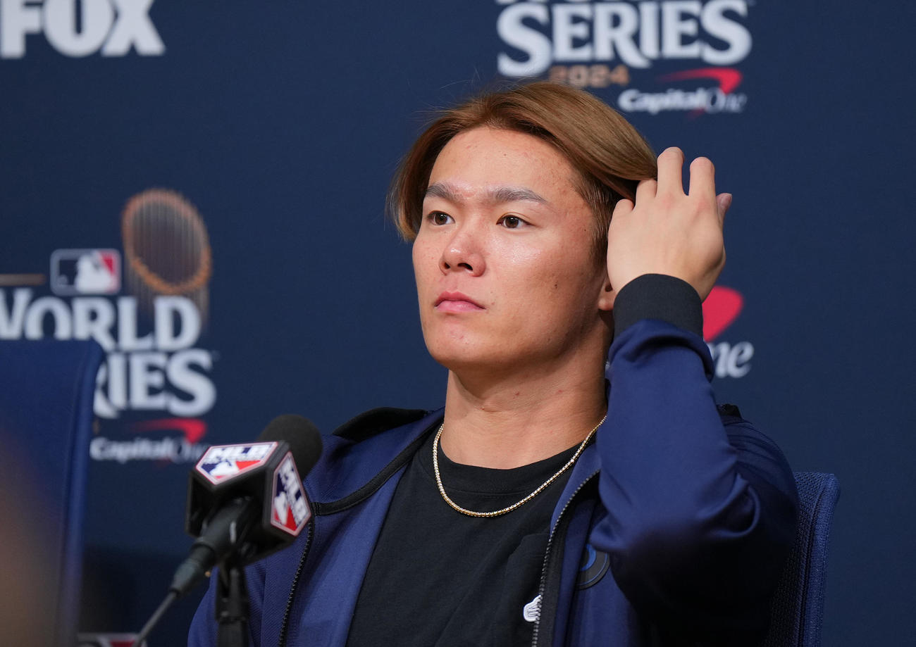 ドジャース対ヤンキース　試合後、会見で記者の質問に答えるドジャース山本（撮影・菅敏）