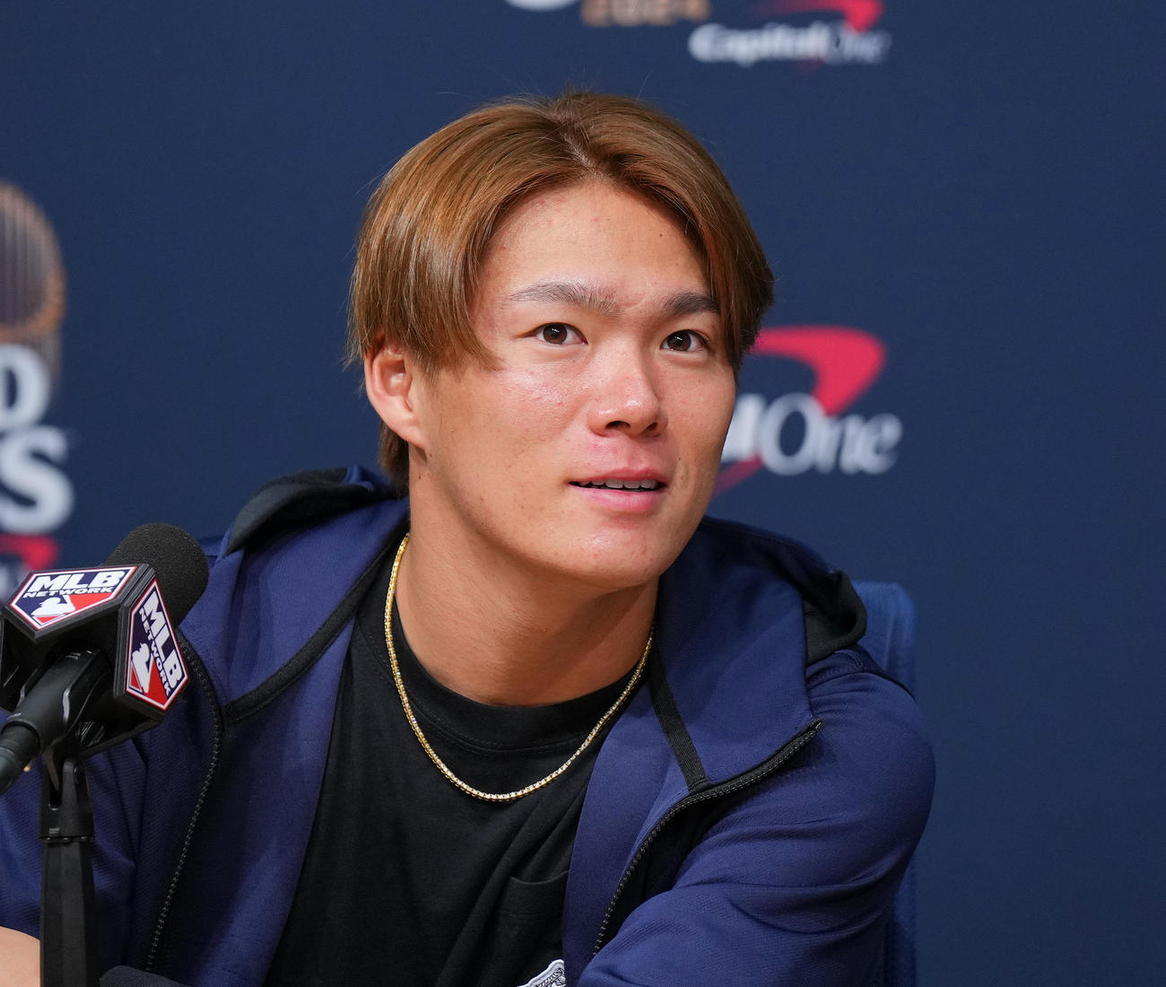 ドジャース対ヤンキース　試合後、会見で記者の質問に答えるドジャース山本（撮影・菅敏）