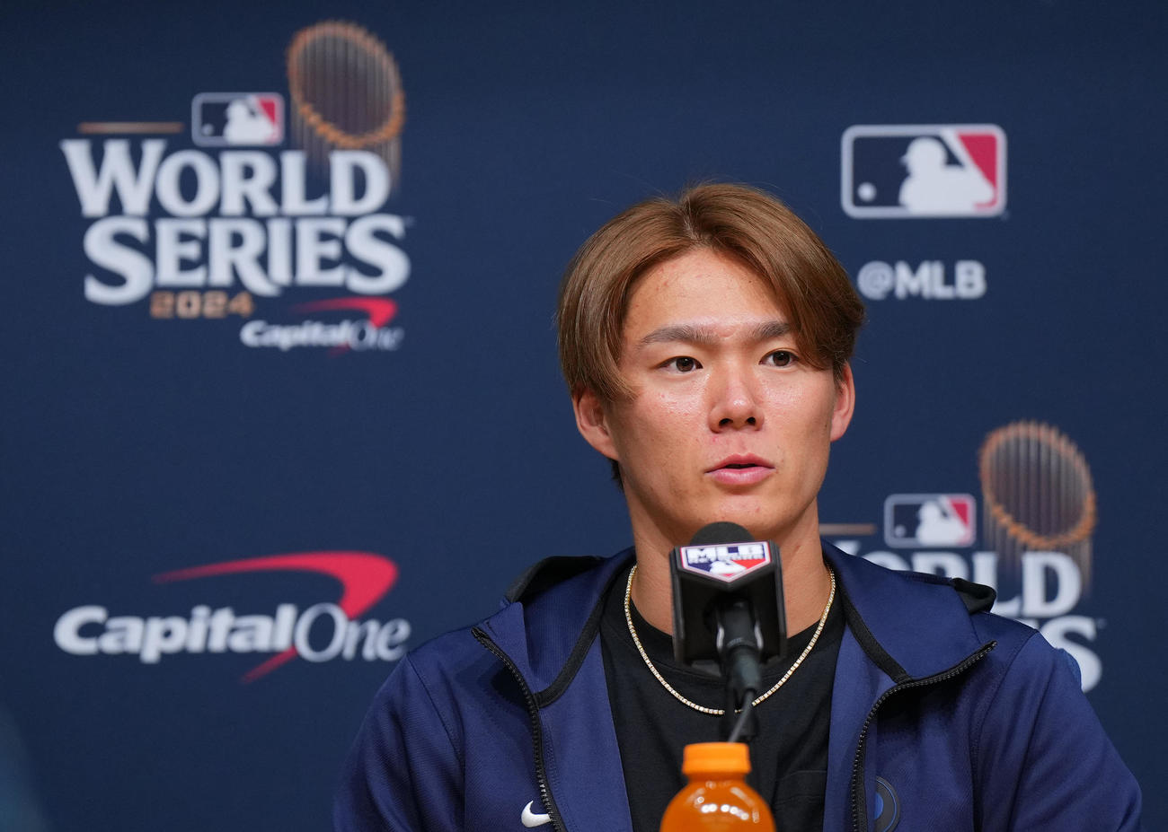 ドジャース対ヤンキース　試合後、会見で記者の質問に答えるドジャース山本（撮影・菅敏）