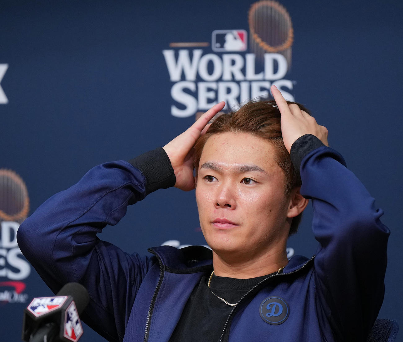 ドジャース対ヤンキース　試合後、会見で記者の質問に答えるドジャース山本（撮影・菅敏）