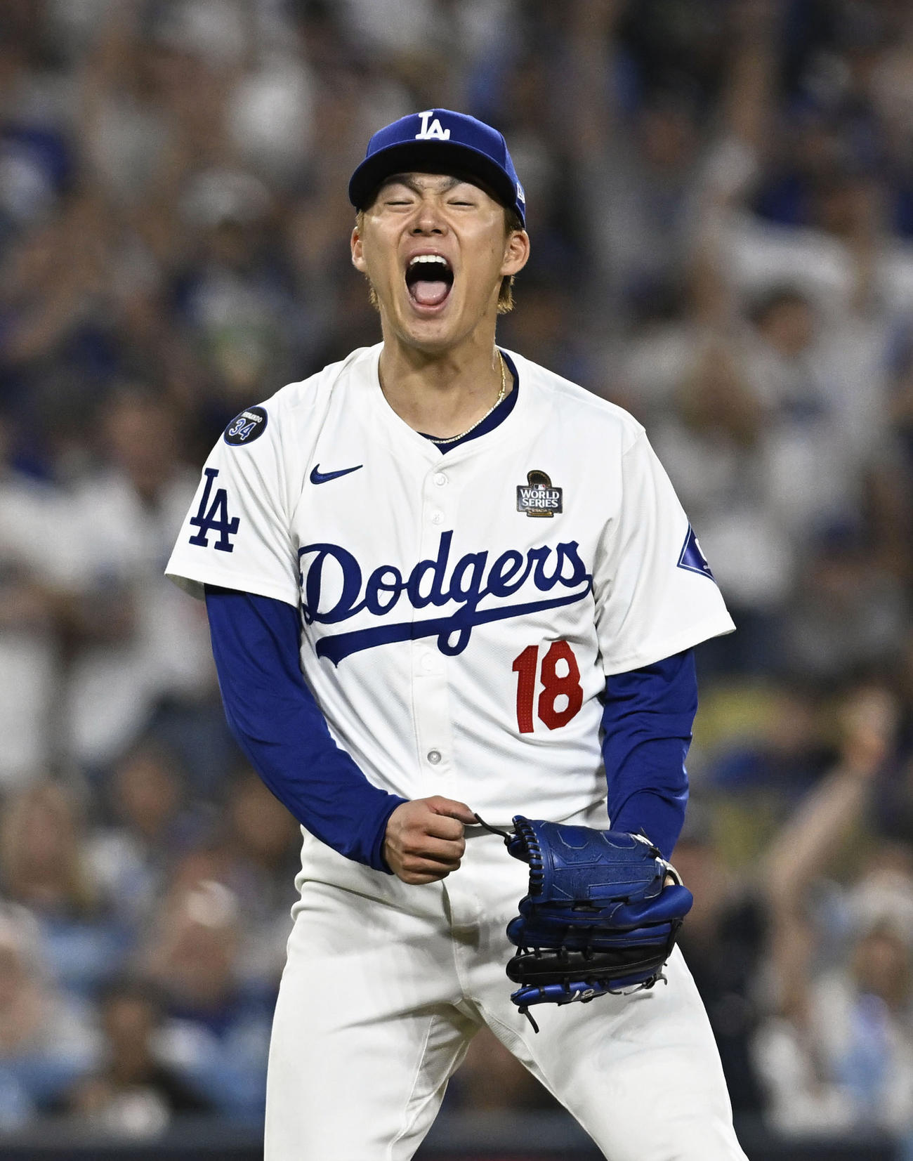 ヤンキース戦の4回、リゾを空振り三振に仕留め雄たけびを上げるドジャース山本（共同）