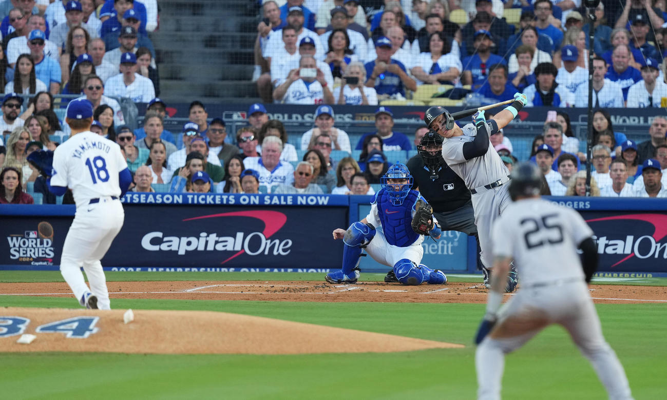 ドジャース対ヤンキース　1回表ヤンキース1死二塁、ジャッジを三振に仕留める山本（撮影・菅敏）