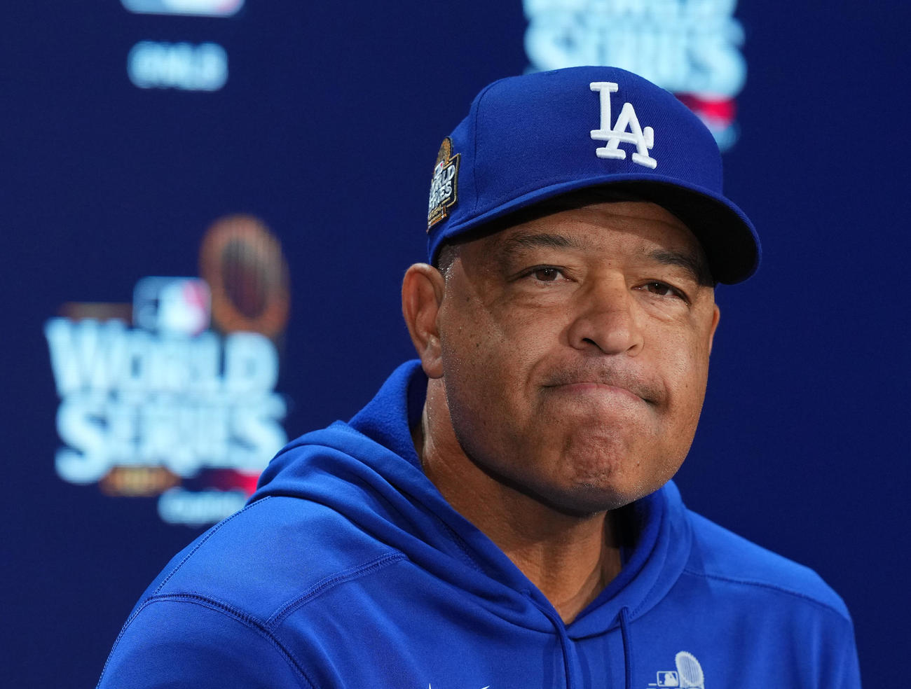 ワールドシリーズ第3戦前日、ニューヨークに移動し、会見するドジャース・ロバーツ監督（撮影・菅敏）