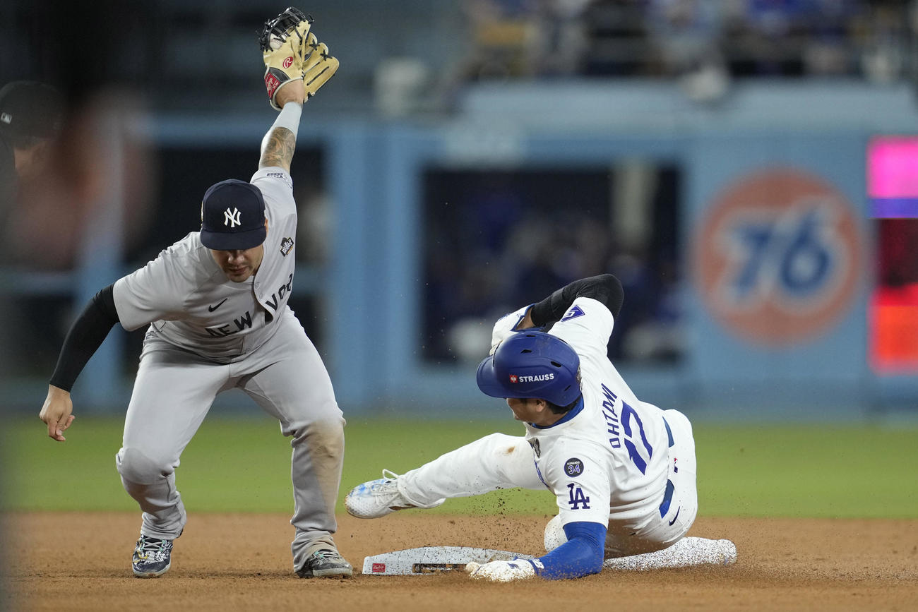 大谷翔平は７回に二盗を試みた際に左肩を亜脱臼した（AP)