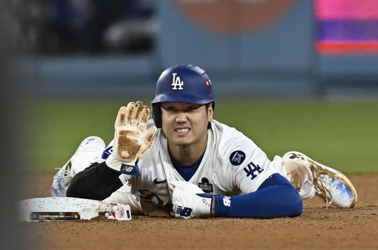 ヤンキース戦の7回、二盗失敗した後に右手を上げてアピールするドジャース大谷（共同）
