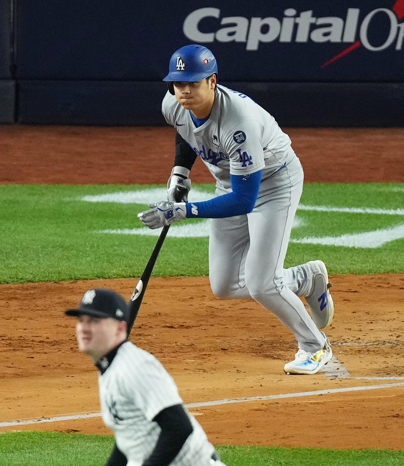 ヤンキース対ドジャース　3回表ドジャース無死一塁、二ゴロに倒れる大谷。投手シュミット（撮影・菅敏）