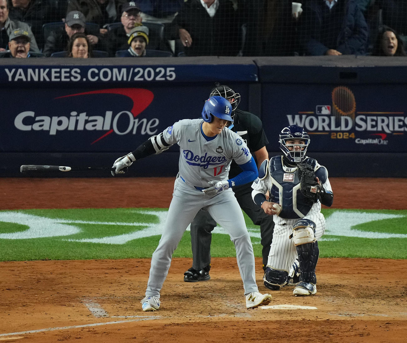 ヤンキース対ドジャース　4回表ドジャース1死一、二塁、空振りの三振に倒れる大谷（撮影・菅敏）