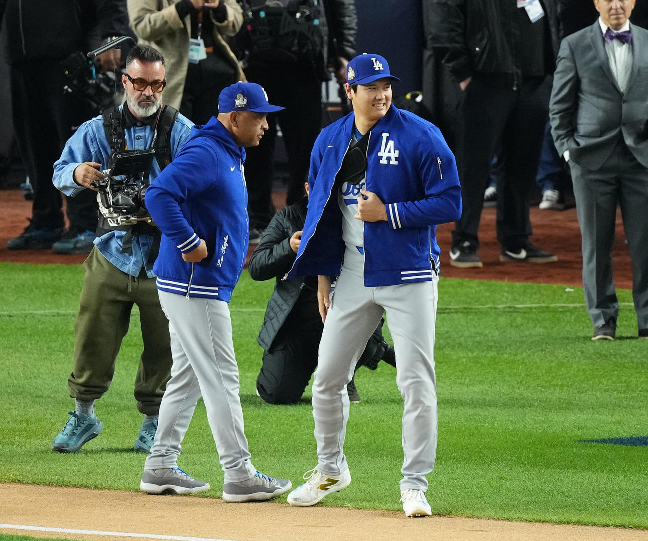 ヤンキース対ドジャース　試合前のセレモニーに登場し、ロバーツ監督（左）に迎えられるドジャース大谷（撮影・菅敏）