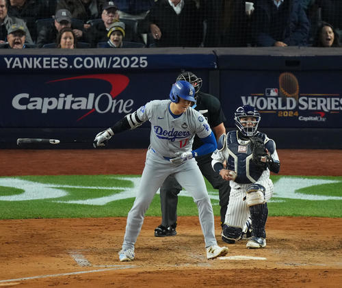 ヤンキース対ドジャース　4回表ドジャース1死一、二塁、空振りの三振に倒れる大谷（撮影・菅敏）