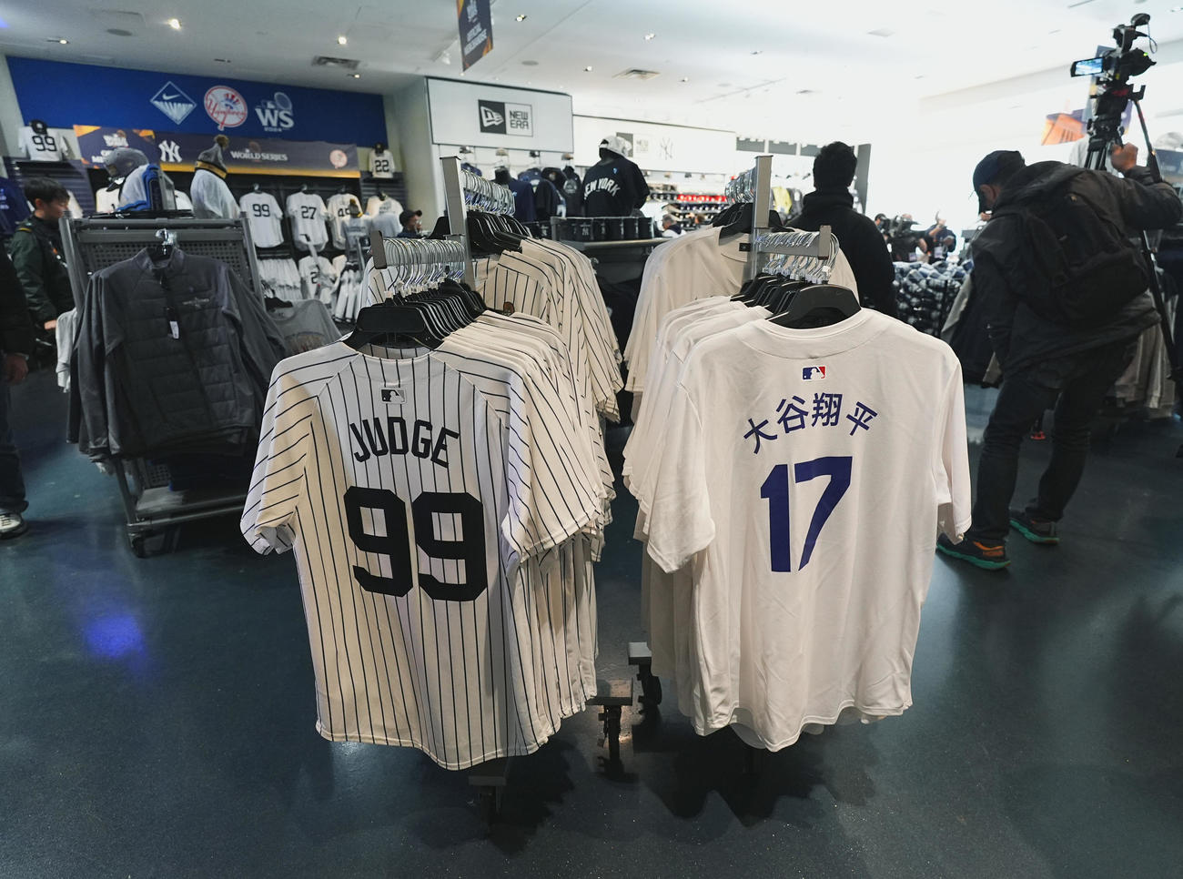 ヤンキースタジアムのチームストアーで販売さドジャース大谷、ヤンキース・ジャッジのユニホーム（撮影・菅敏）