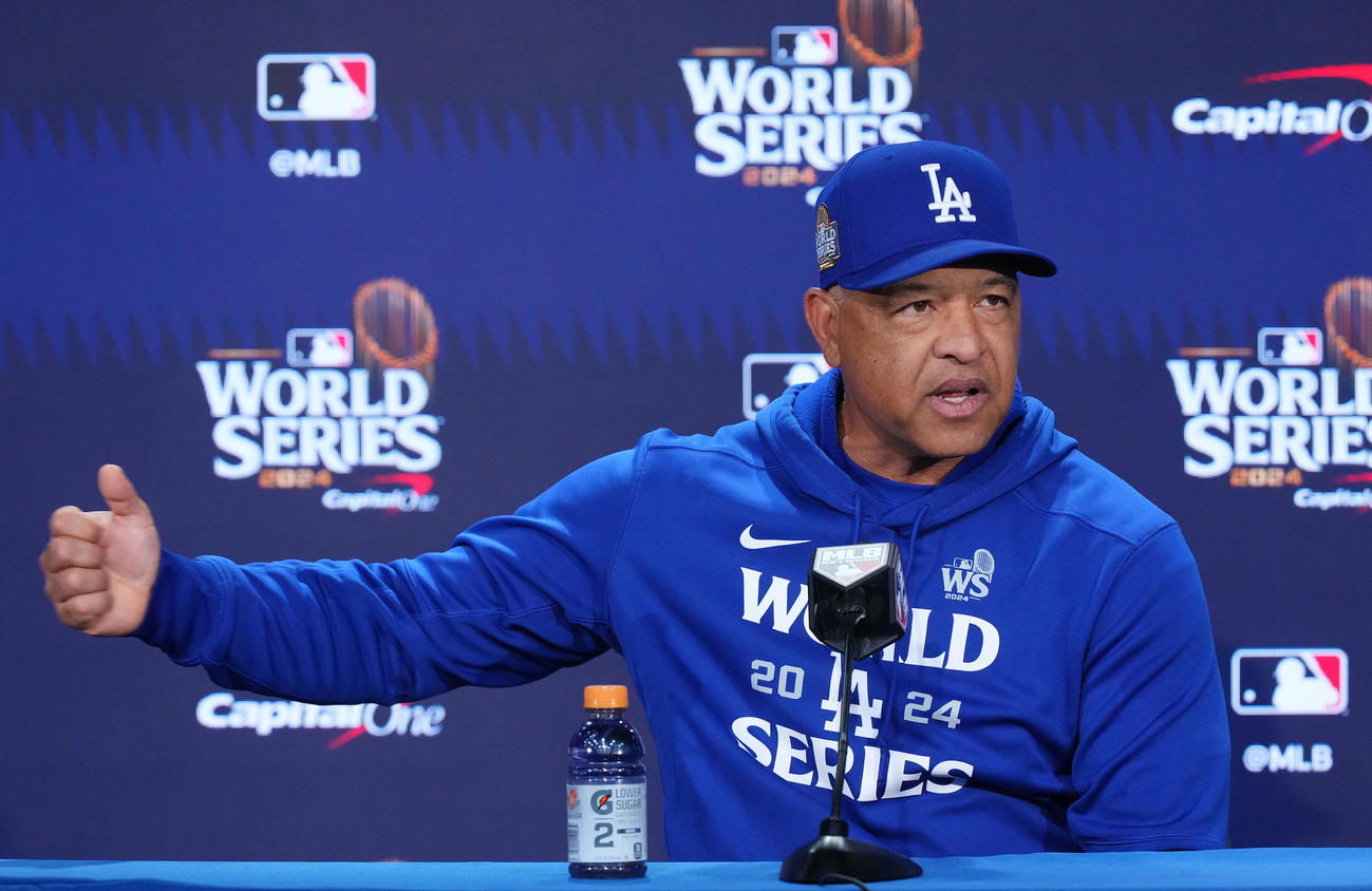 ヤンキース対ドジャース　試合前、会見で大谷の脱臼について説明するドジャース・ロバーツ監督（撮影・菅敏）
