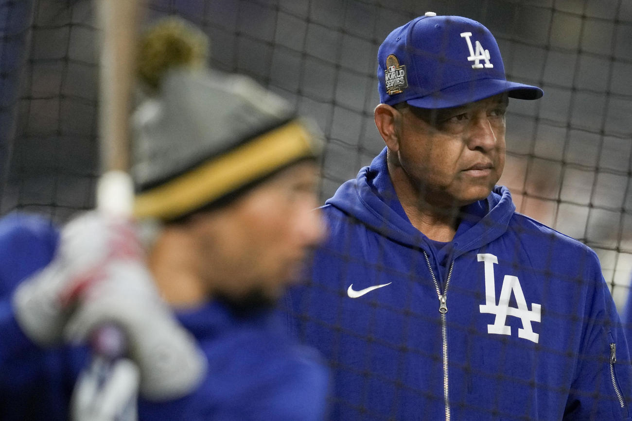 ヤンキース戦試合前に選手たちの練習を見守るドジャースのロバーツ監督（AP)