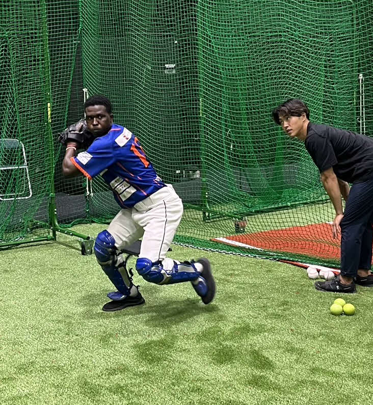 9月9日、ウガンダ人の独立リーグ旭川ビースターズのデニスは工藤公康氏、緑川大陸氏らから指導を受けた。右は通訳する工藤拓也氏