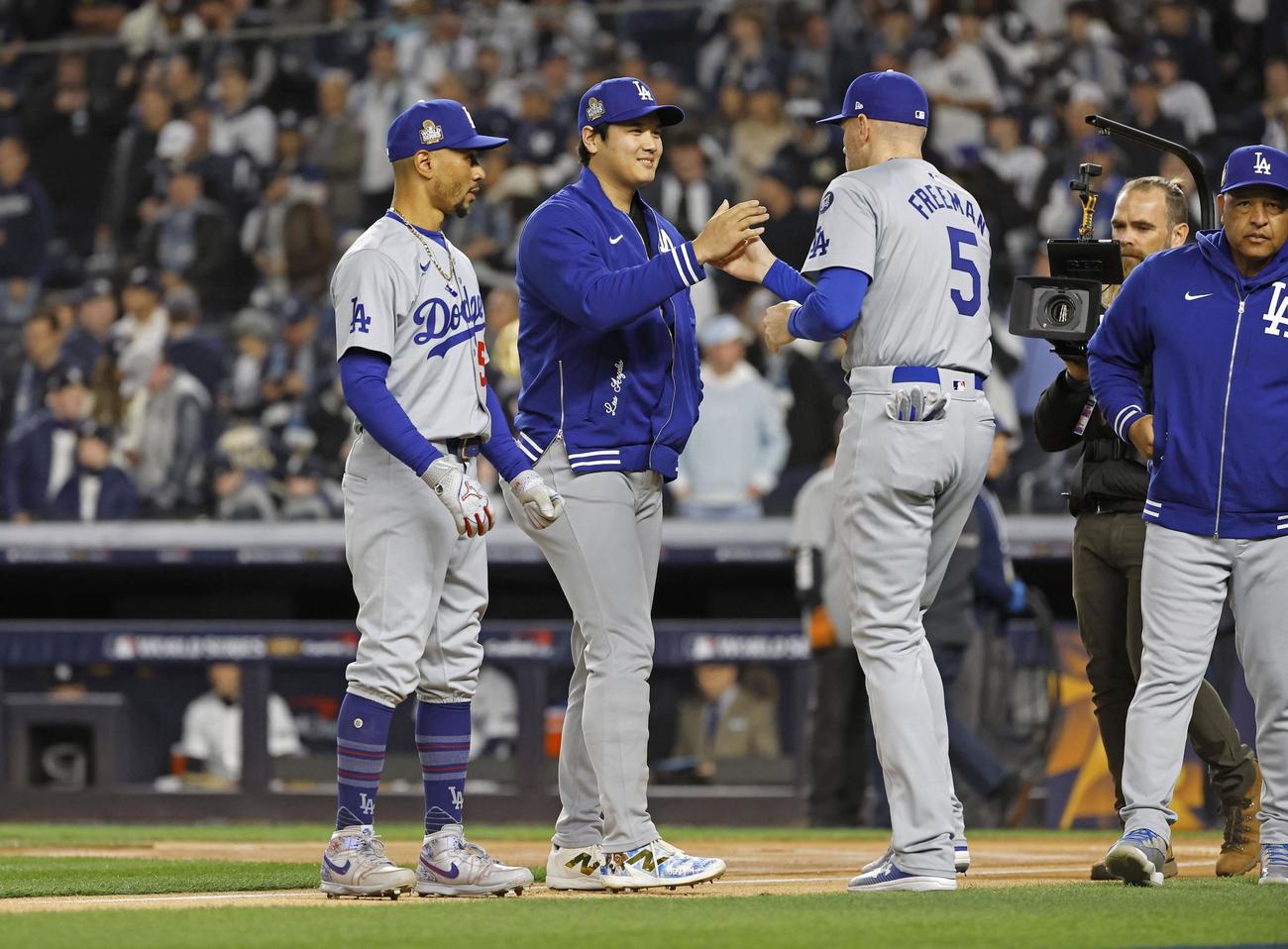 試合前のセレモニーに登場し、フリーマンとタッチを交わすドジャース大谷＝ニューヨーク（共同）