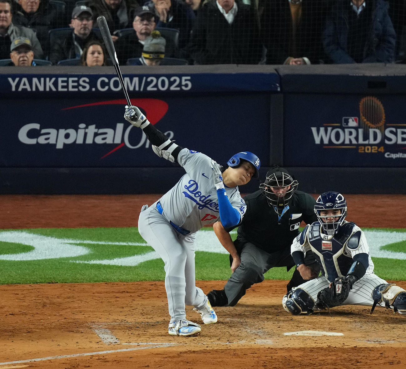 ヤンキース対ドジャース　4回表ドジャース1死一、二塁、空振りの三振に倒れる大谷（撮影・菅敏）