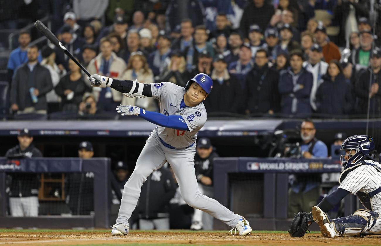 ヤンキース戦の4回、空振り三振に倒れるドジャース大谷（共同）
