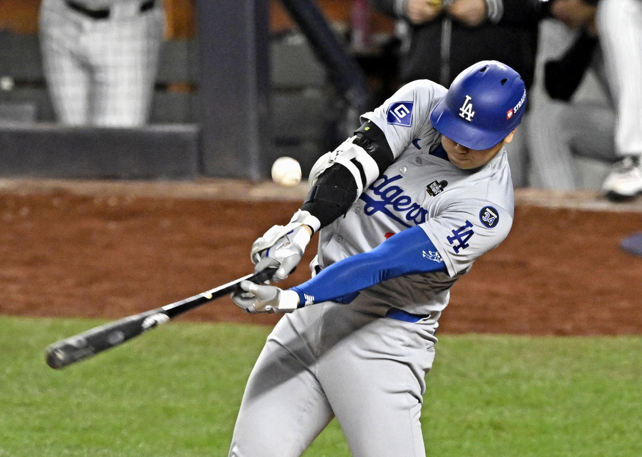 ヤンキース戦の7回、三邪飛に倒れるドジャース大谷＝ニューヨーク（共同）