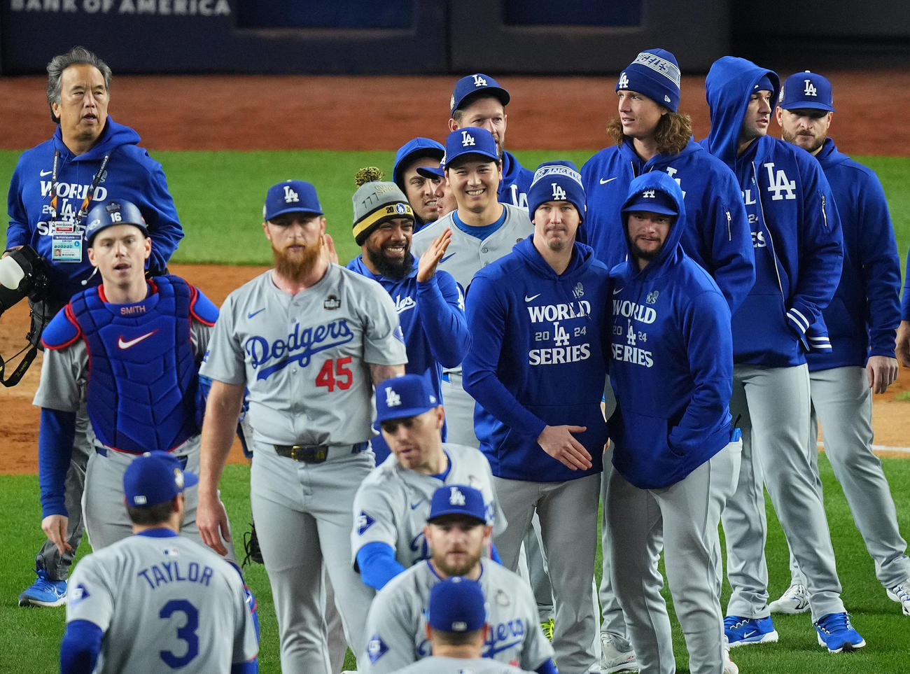 ヤンキース対ドジャース　試合後、世界一に王手をかけ、ナインを笑顔で迎えるドジャース大谷（中央）（撮影・菅敏）