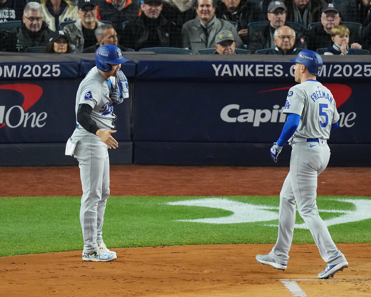 ヤンキース対ドジャース　1回表ドジャース1死一塁、2点本塁打を放ったフリーマン（右）を迎える大谷（撮影・菅敏）
