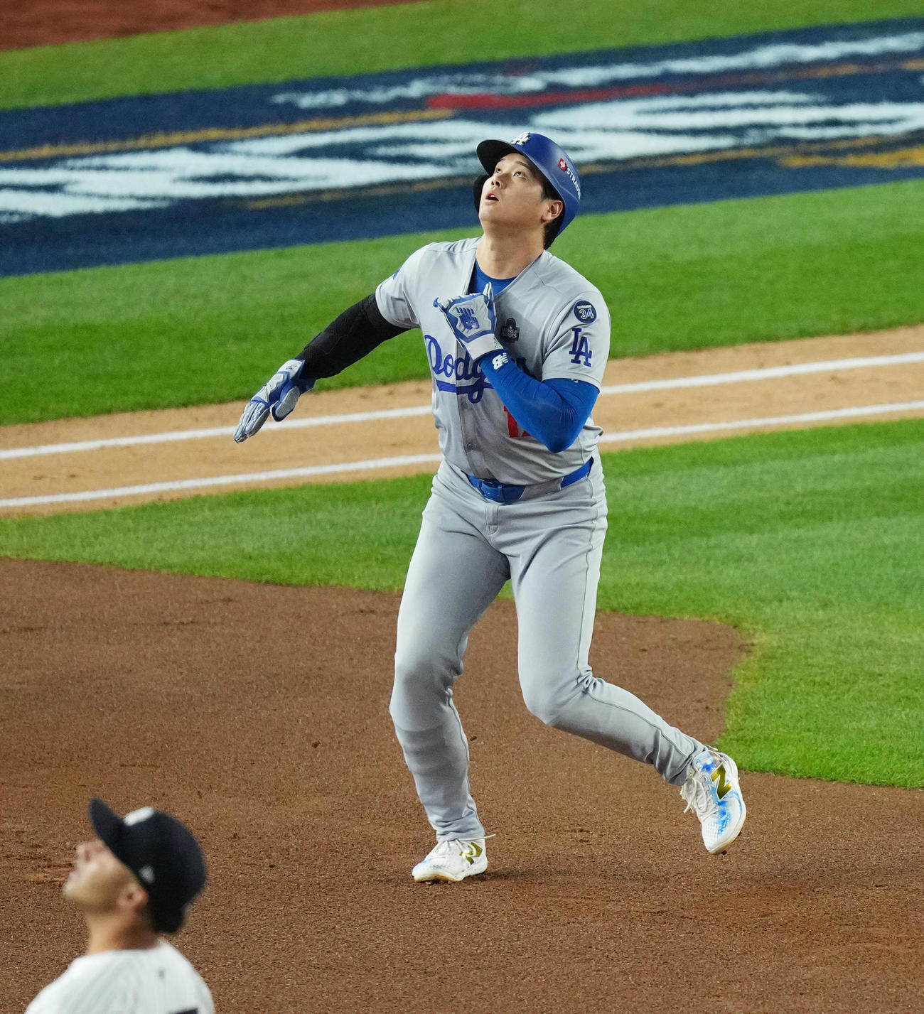 ヤンキース対ドジャース　1回表ドジャース1死一塁、フリーマンの2点本塁打の打球を見上げる大谷（撮影・菅敏）