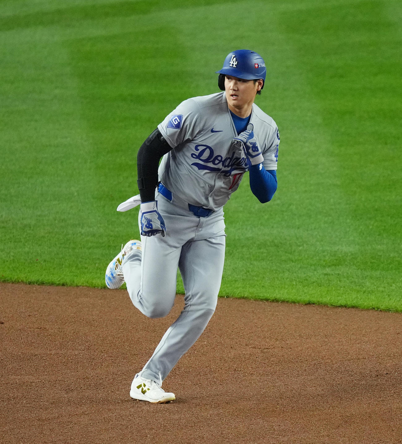 ヤンキース対ドジャース　1回表ドジャース1死一塁、フリーマンの2点本塁打で左腕をユニホームの首元をつかんで固定しながら走る大谷（撮影・菅敏）