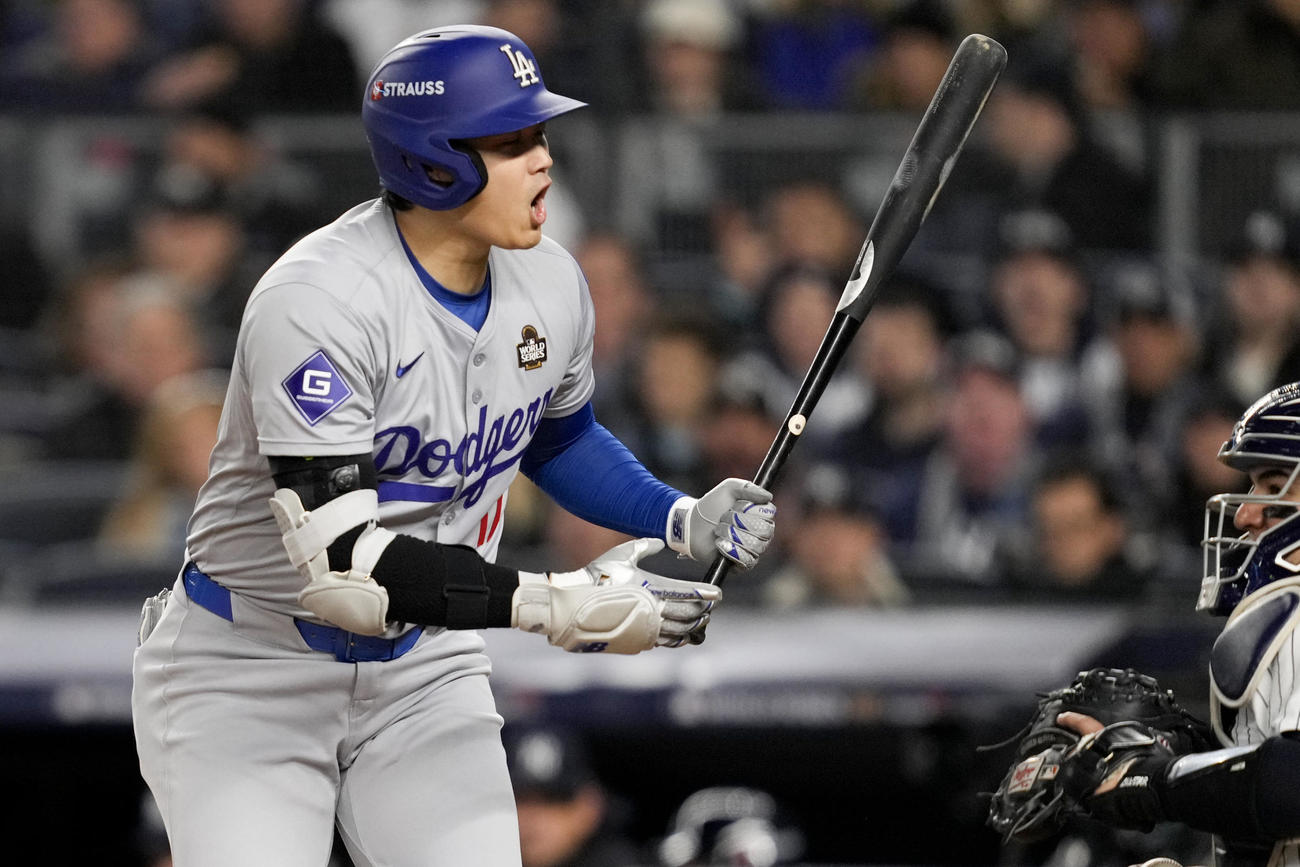 大谷翔平は4回の第３打席でストライクの判定に反応（AP)