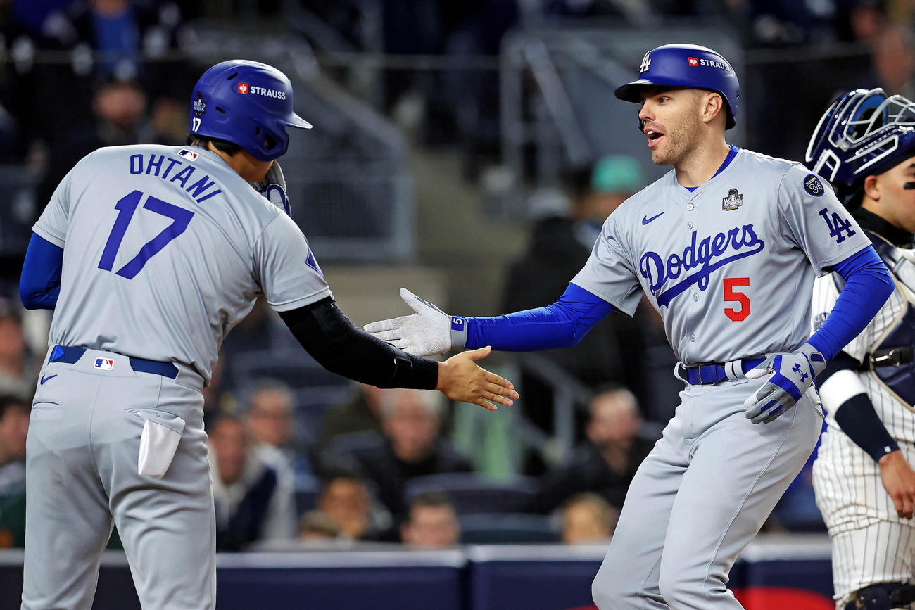 フリーマン（右）は１回に先制２ランを放つと大谷翔平に迎えられた（ロイター）