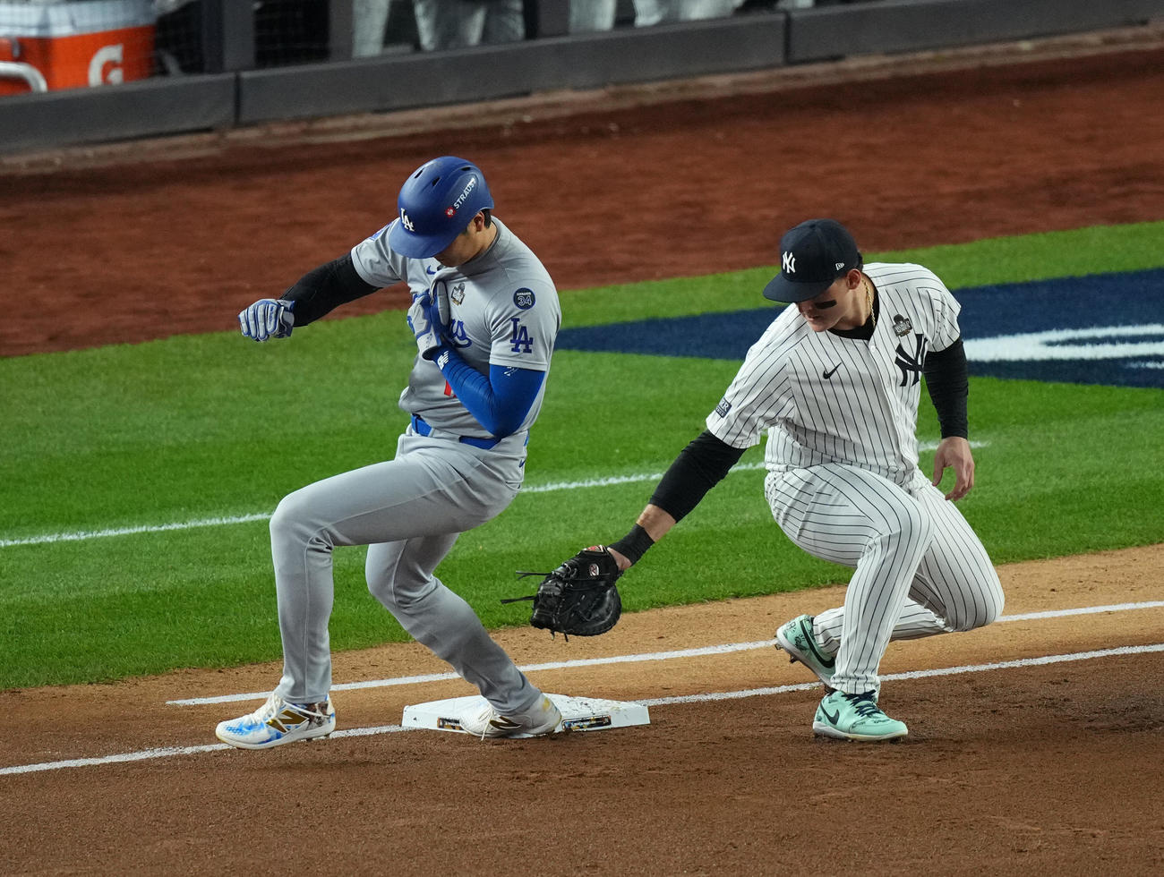 ヤンキース対ドジャース　1回表ドジャース無死一塁、打者ベッツの時、一塁に帰塁する大谷（左）（撮影・菅敏）