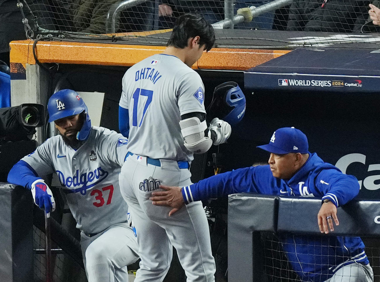 ンキース対ドジャース　3回表ドジャース無死一塁、二ゴロに倒れ、ベンチに戻る大谷。右はロバーツ監督（撮影・菅敏）