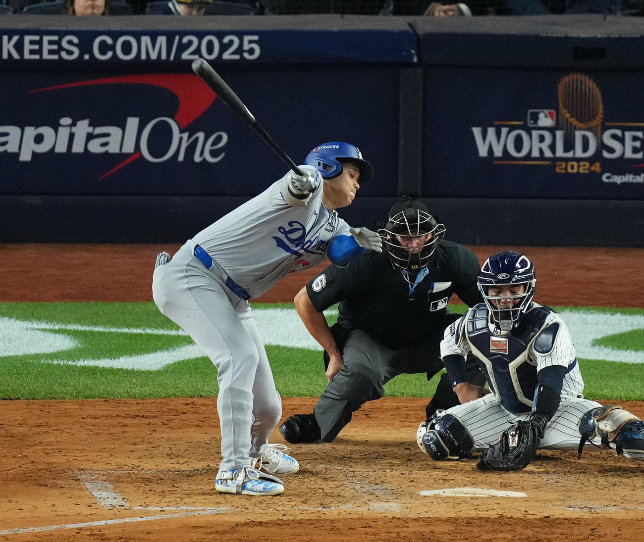ヤンキース対ドジャース　4回表ドジャース1死一、二塁、空振りの三振に倒れる大谷（撮影・菅敏）