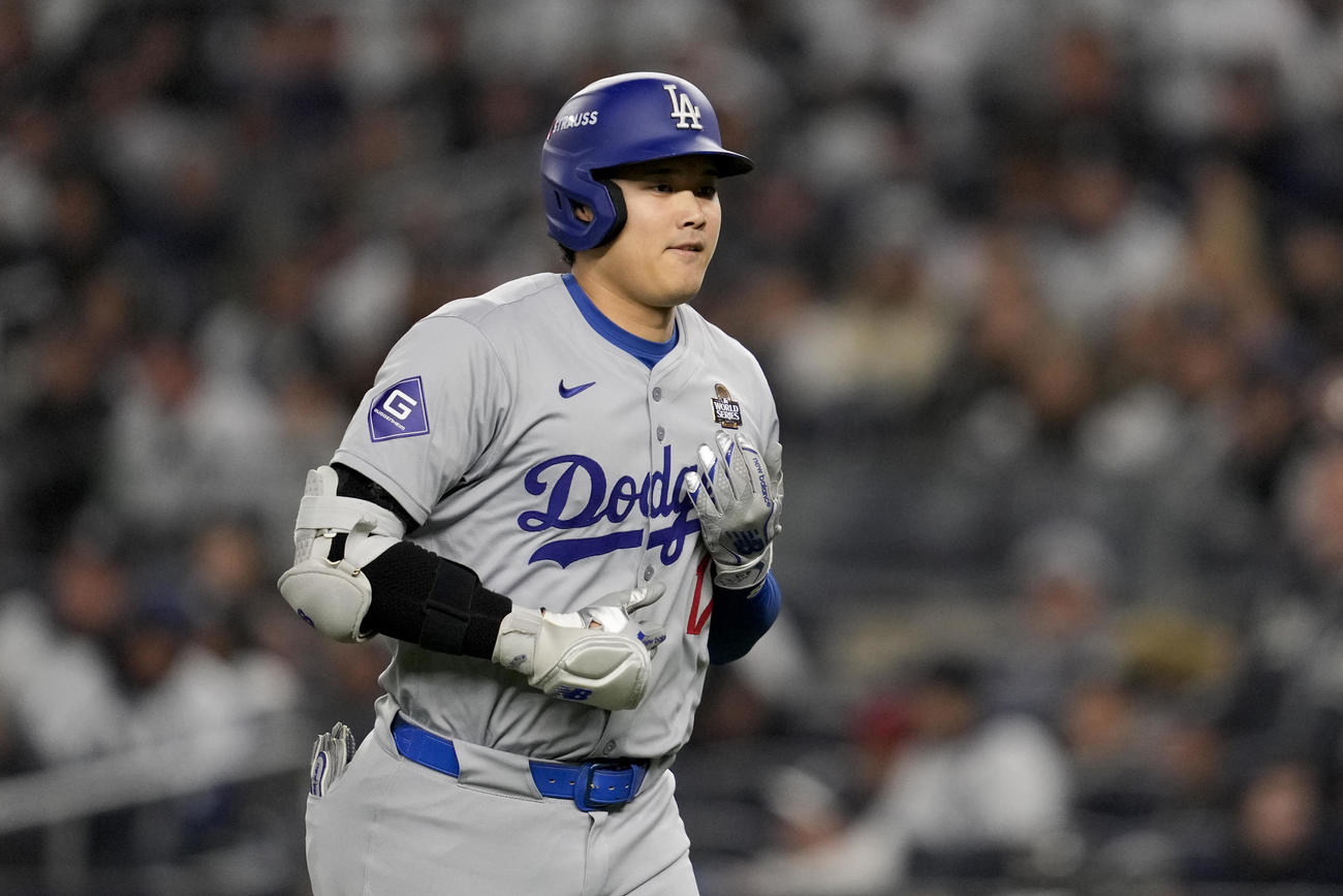 大谷は7回に凡退すると左肩をかばうような姿勢でベンチに引きあげた（AP)