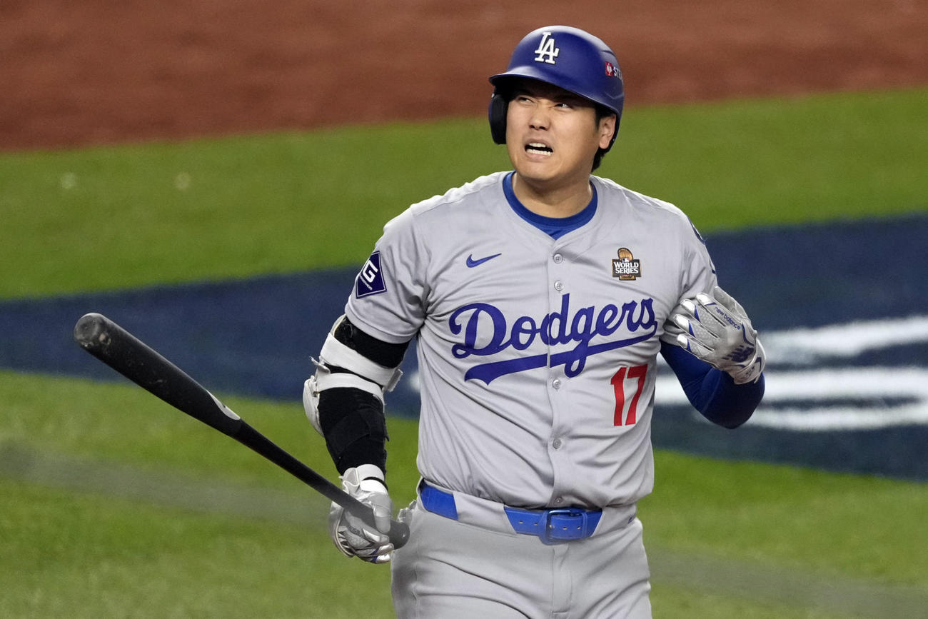 大谷翔平は7回の第4打席でファウルを打った後、痛みを感じているような表情を見せた（AP)